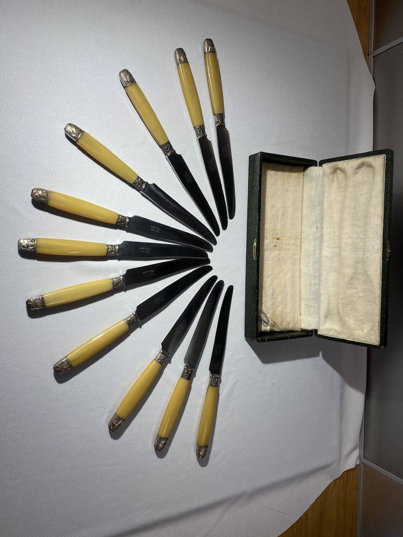 11 couteaux art déco, Bakélite et plaqué argent dans un coffret