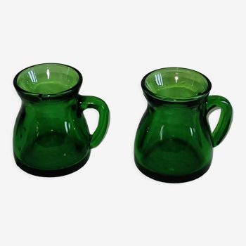 Tasses en verre vert