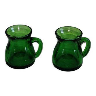 Tasses en verre vert
