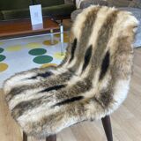 Chaise moumoute à motifs & pieds fuselés bois foncé