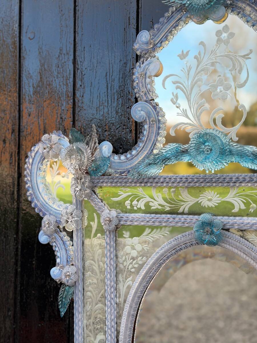 Miroir vénitien en verre de Murano, en camaïeu de bleu, vers 1880