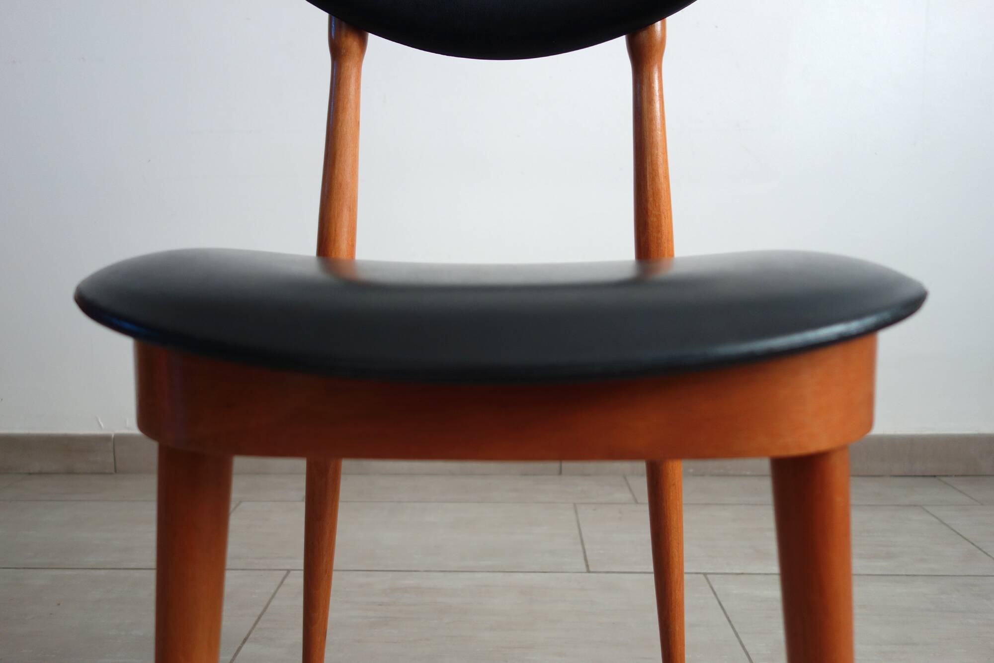 Paire de chaises modèle Licorne de chez Baumann