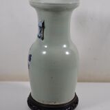 Vase maillet en porcelaine à décor bleu et blanc de phénix sur un rocher.