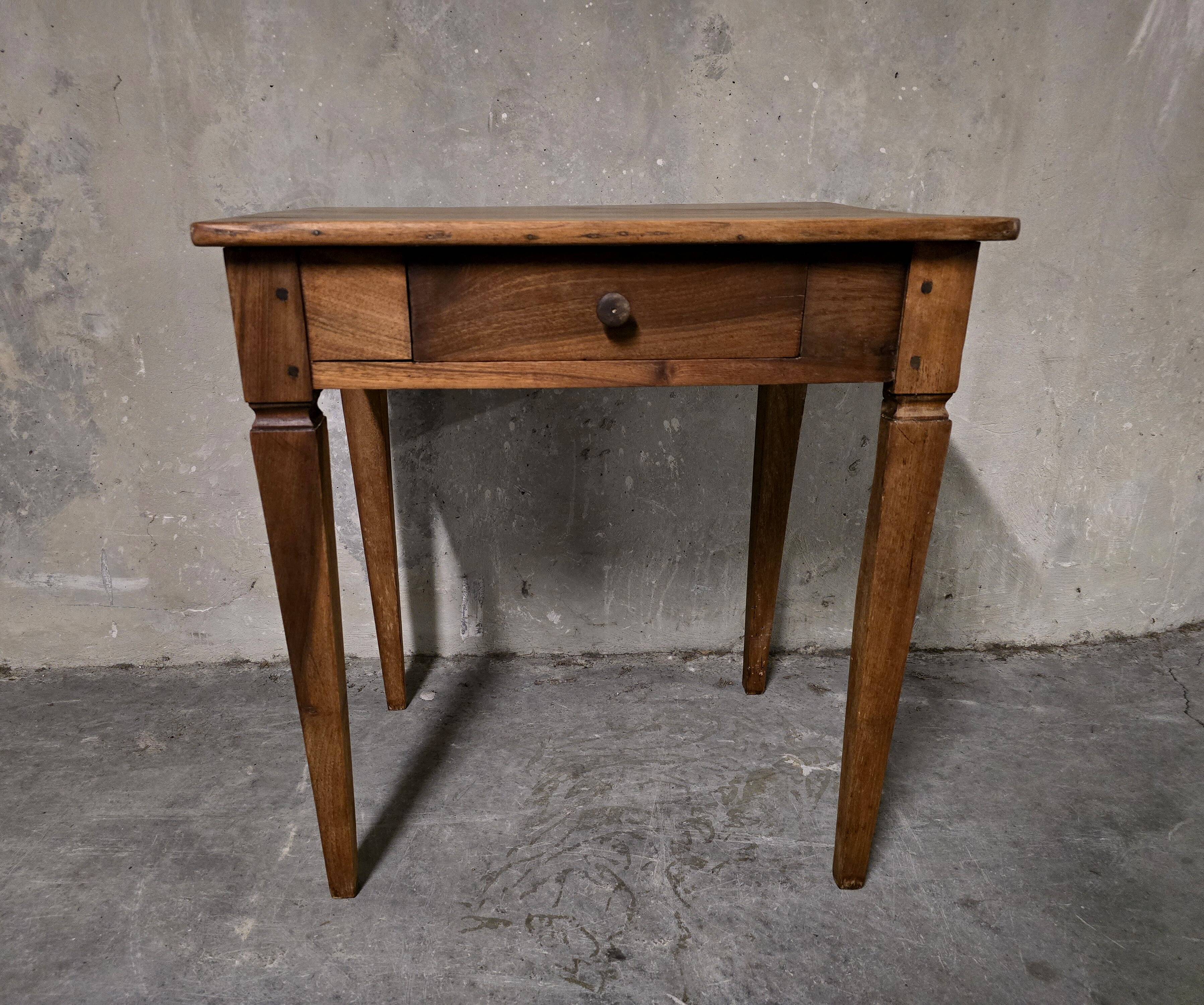 Writing table in walnut, 18th century, provincial work.