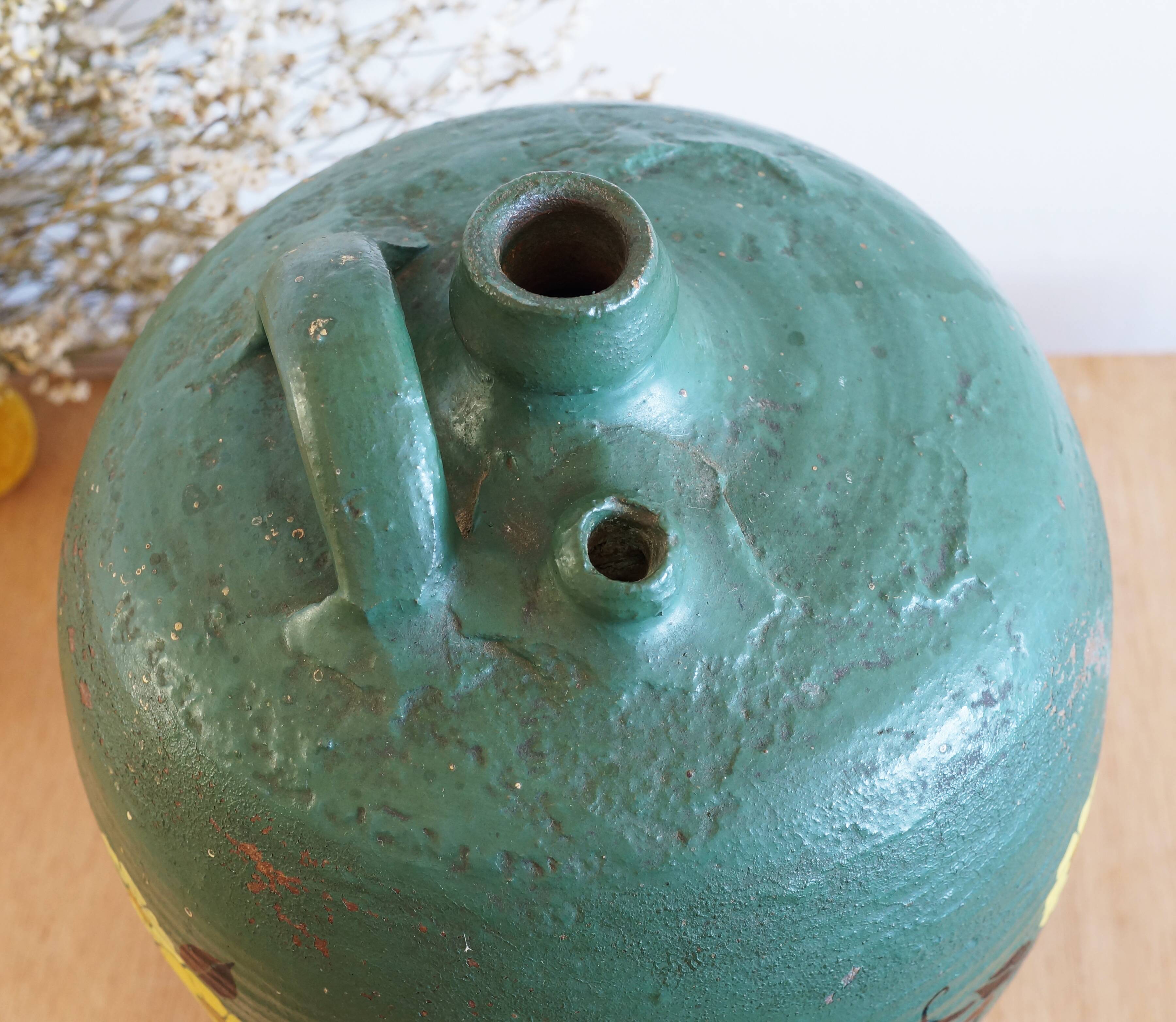 Cruche ancienne en terre cuite peinte en vert