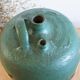 Cruche ancienne en terre cuite peinte en vert
