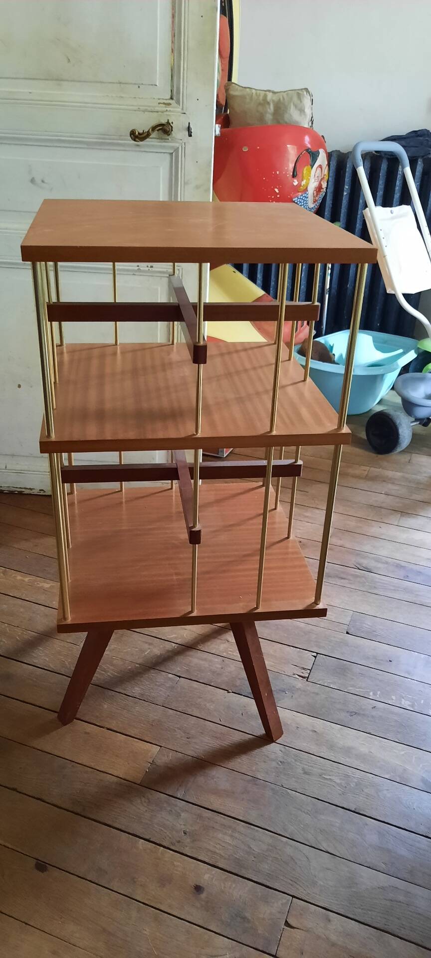 Rotating floor bookshelf