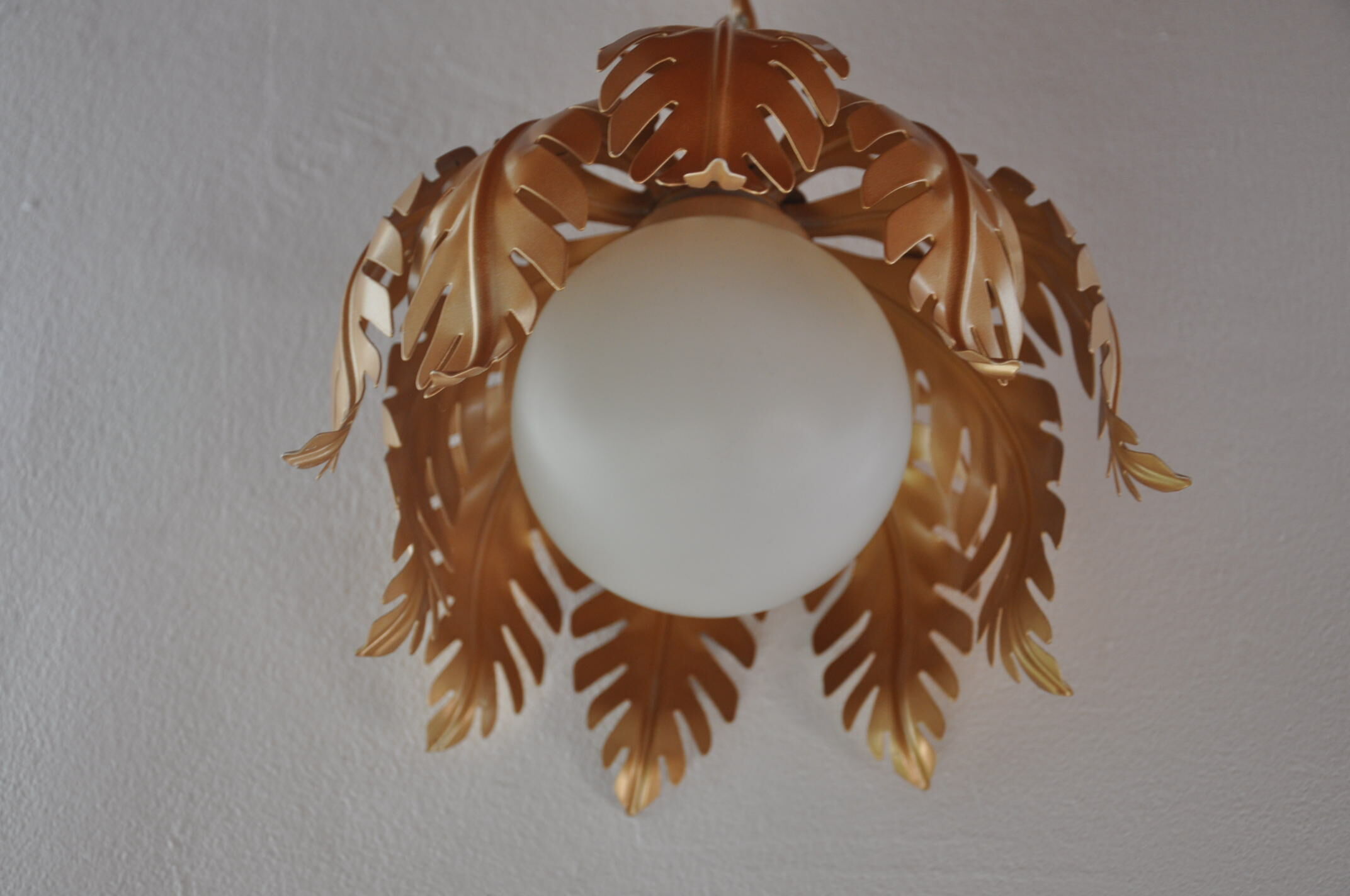 Suspension vegetable pattern golden metal and vintage opaline