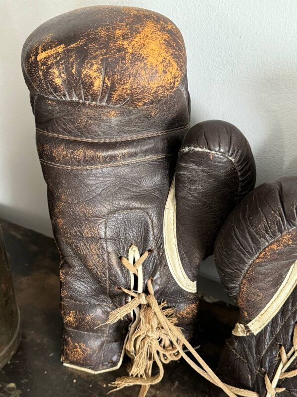 Ancienne paire de gants de boxe en cuir