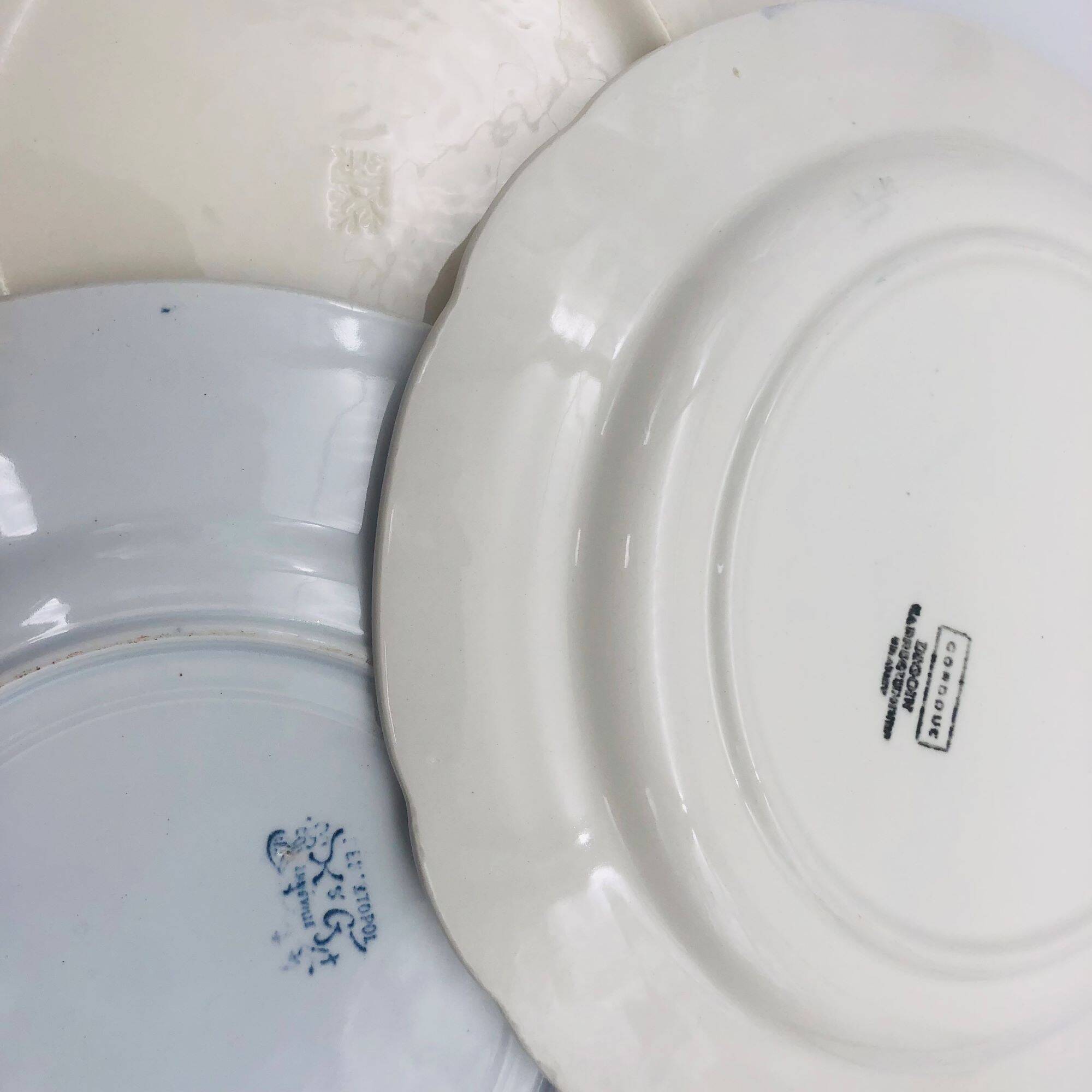 Series of 6 mismatched dinner plates.