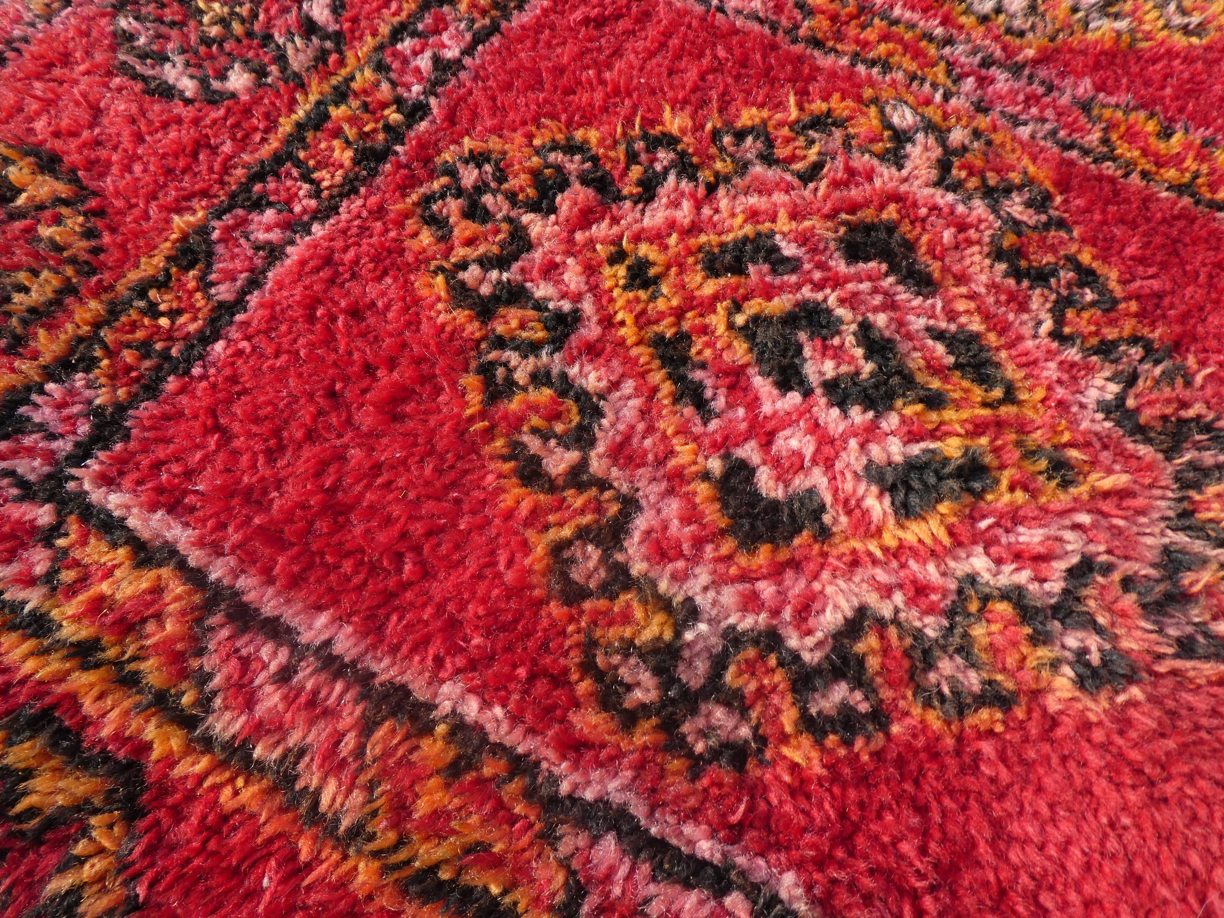Tapis berbère marocain vintage Boujaad de Khenifra 250x120 cm