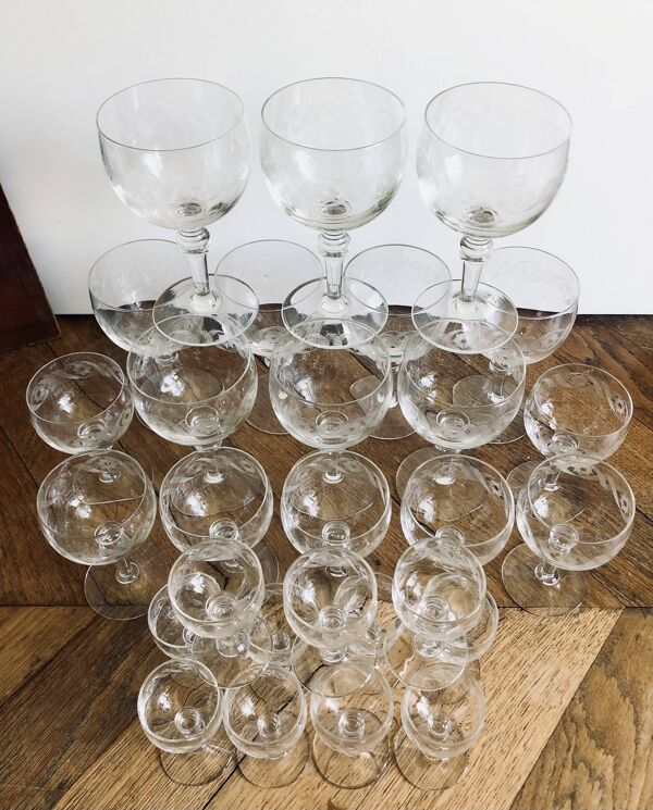 Service de verres anciens à frises guillochées