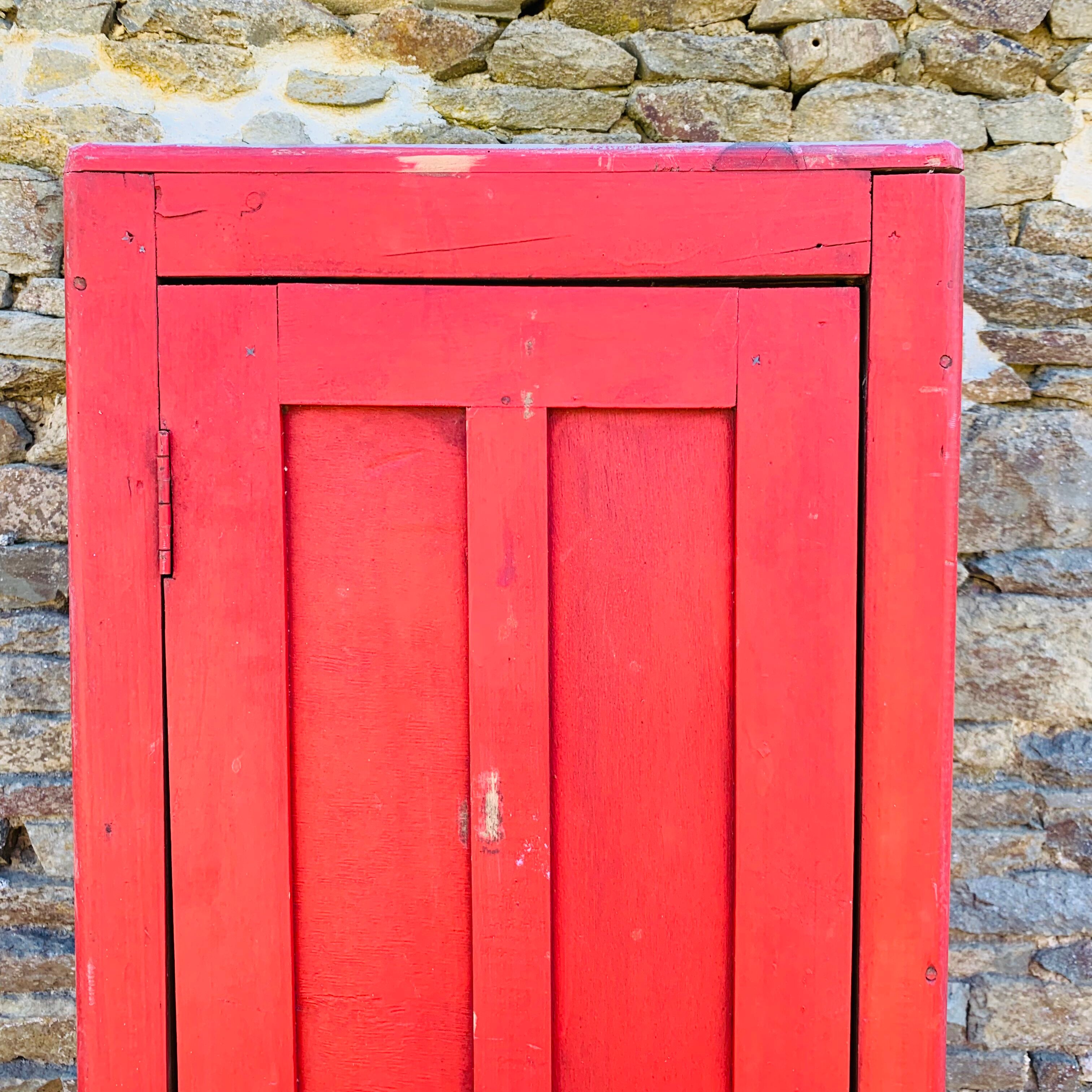 Red cloakroom 1 door