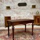 Bureau double face en bois naturel de style Louis XVI