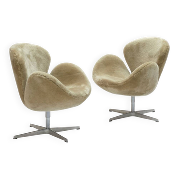 Pair of Swan chairs – Arne Jacobsen