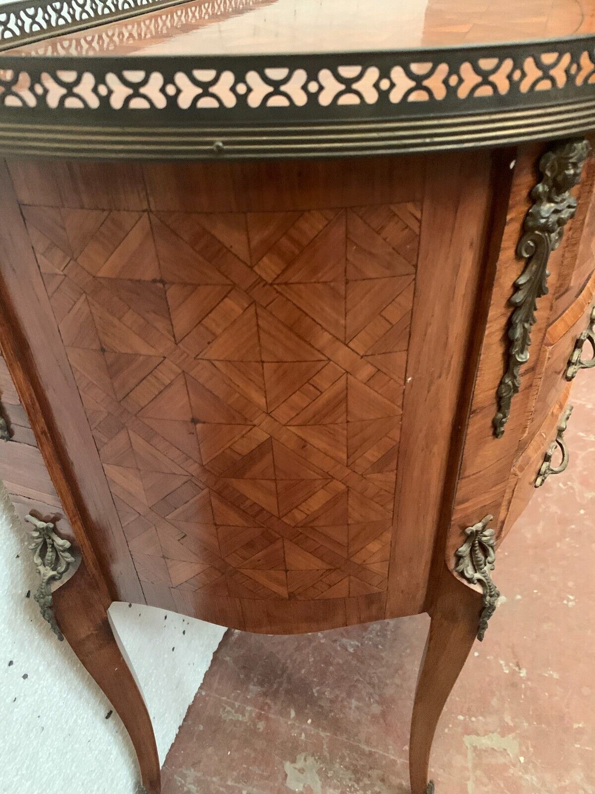 Commode demi lune de style Louis XV en marqueteriea fond de cubes XX siècle