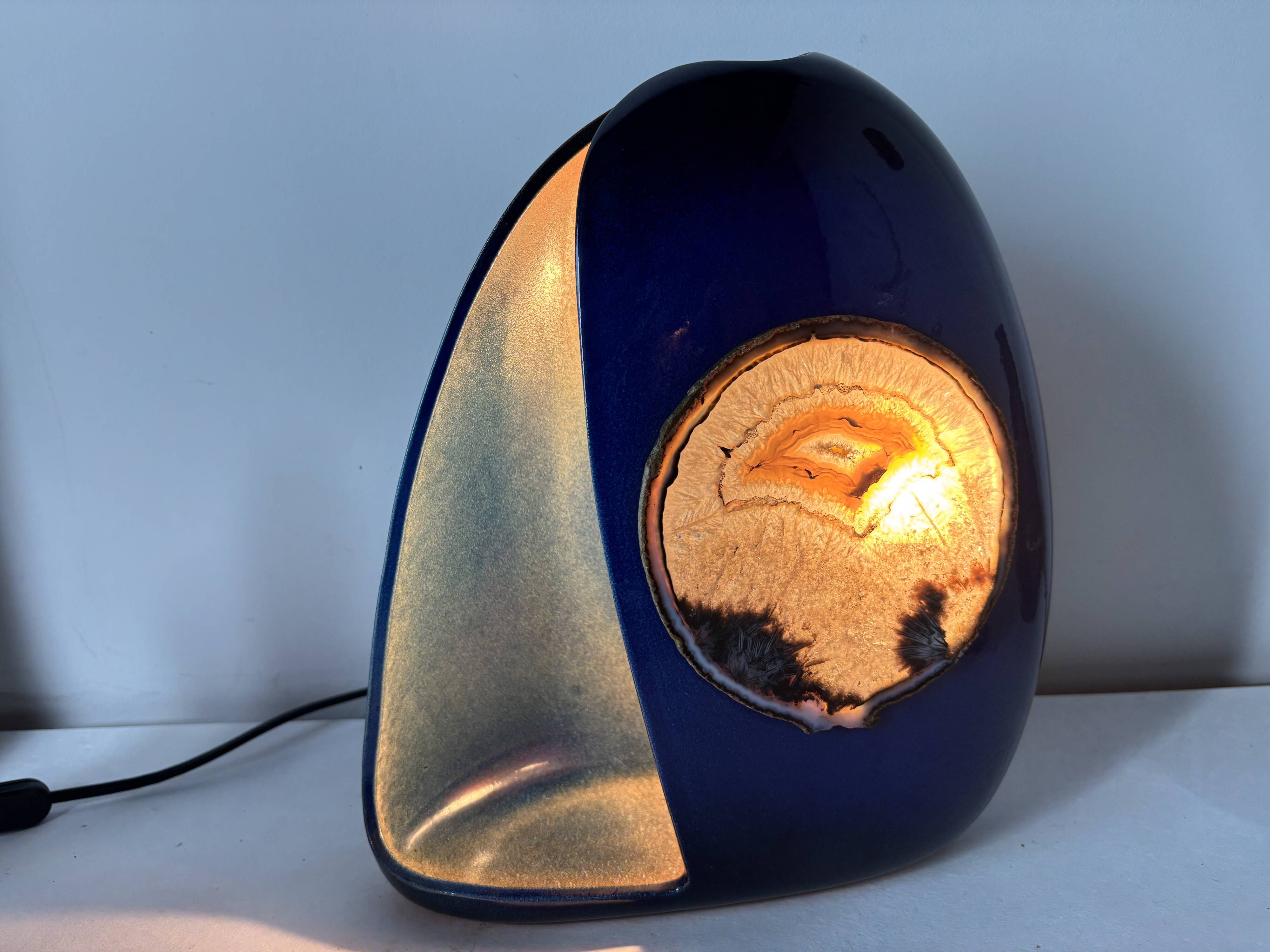 Sculptural lamp in ceramic and slice of agate, France 1970 signed.