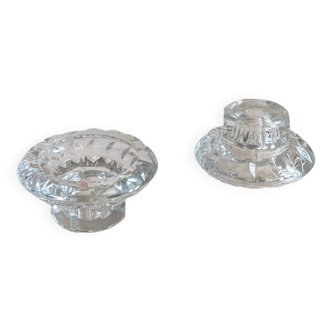 Paire de bougeoirs en verre ciselé, pied octogonal