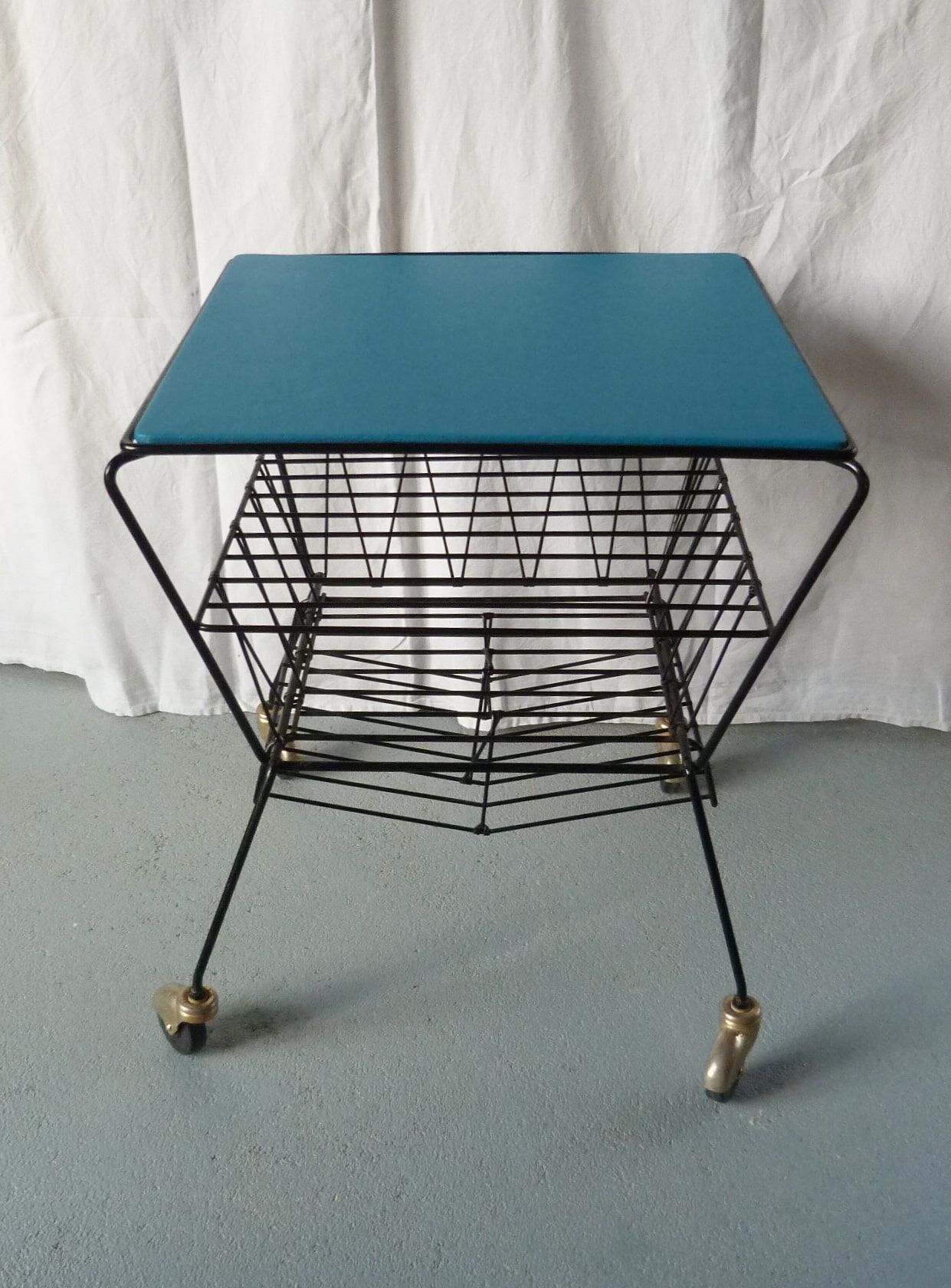 Table magazine table