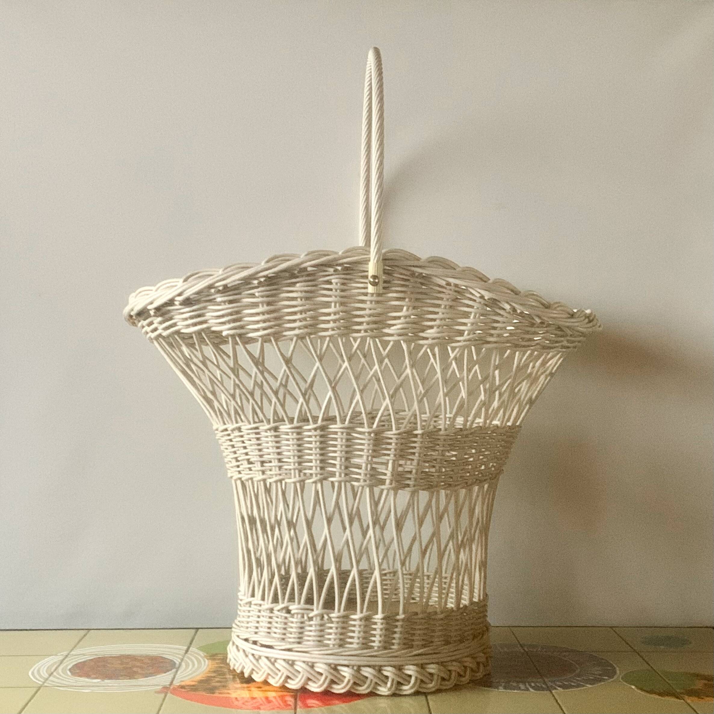 Large vintage wicker basket -