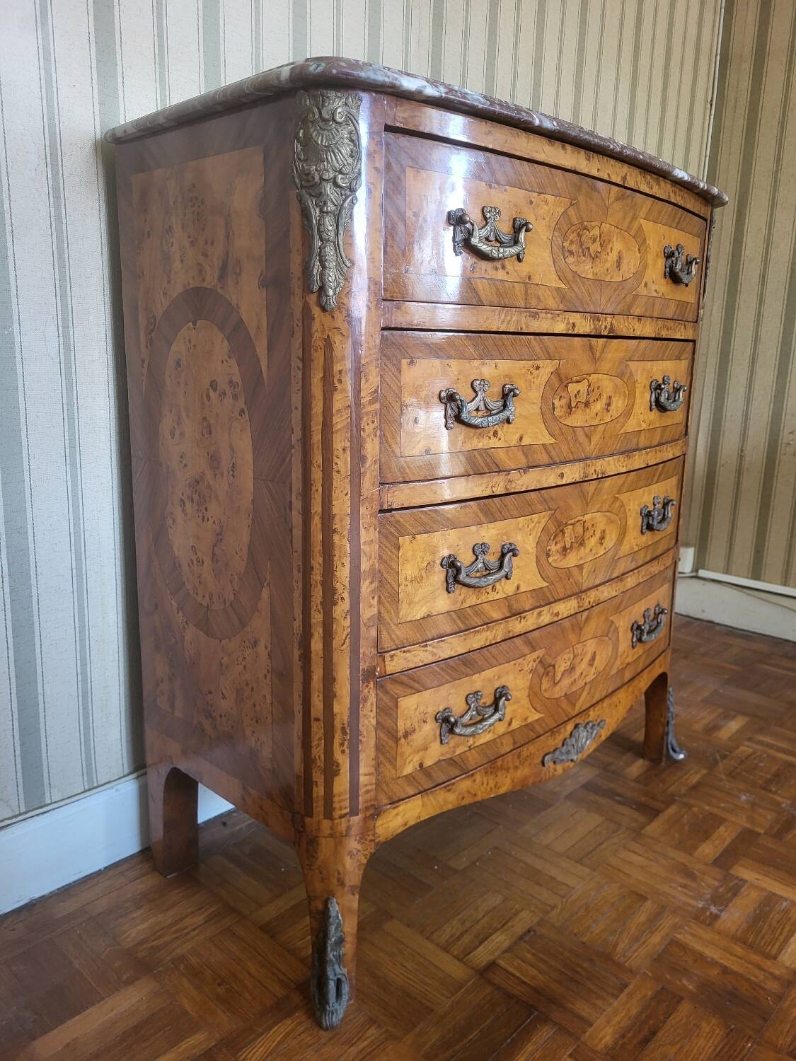 Chest of drawers with 4 drawers in Louis XV style