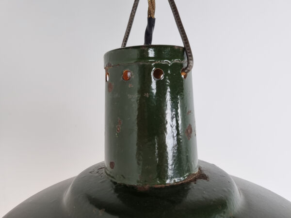 Suspension industrielle en émail vert foncé vintage, années 1960.