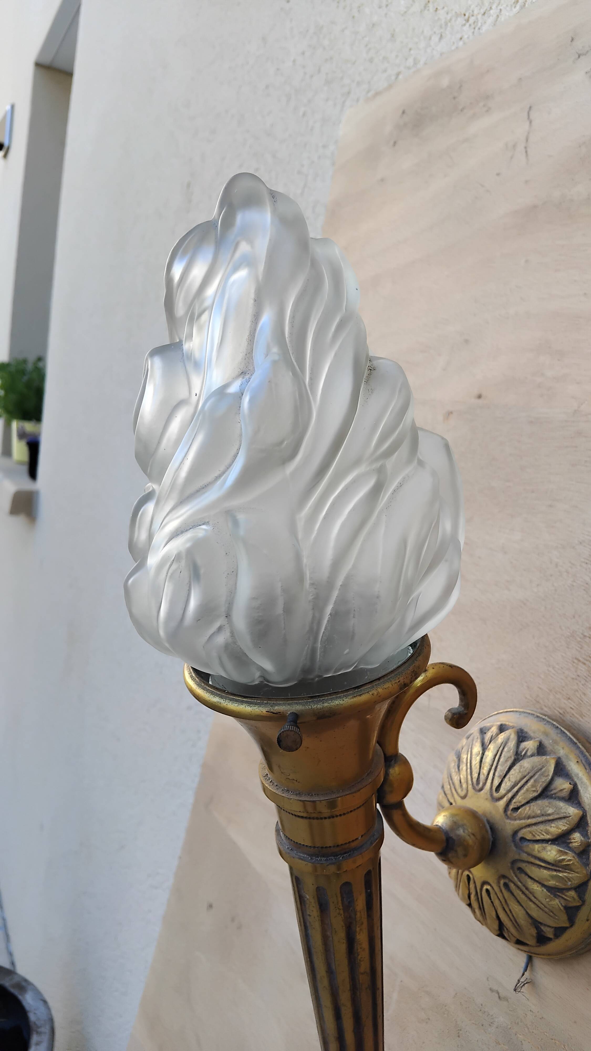Paire d'appliques flambeau vintage en bronze