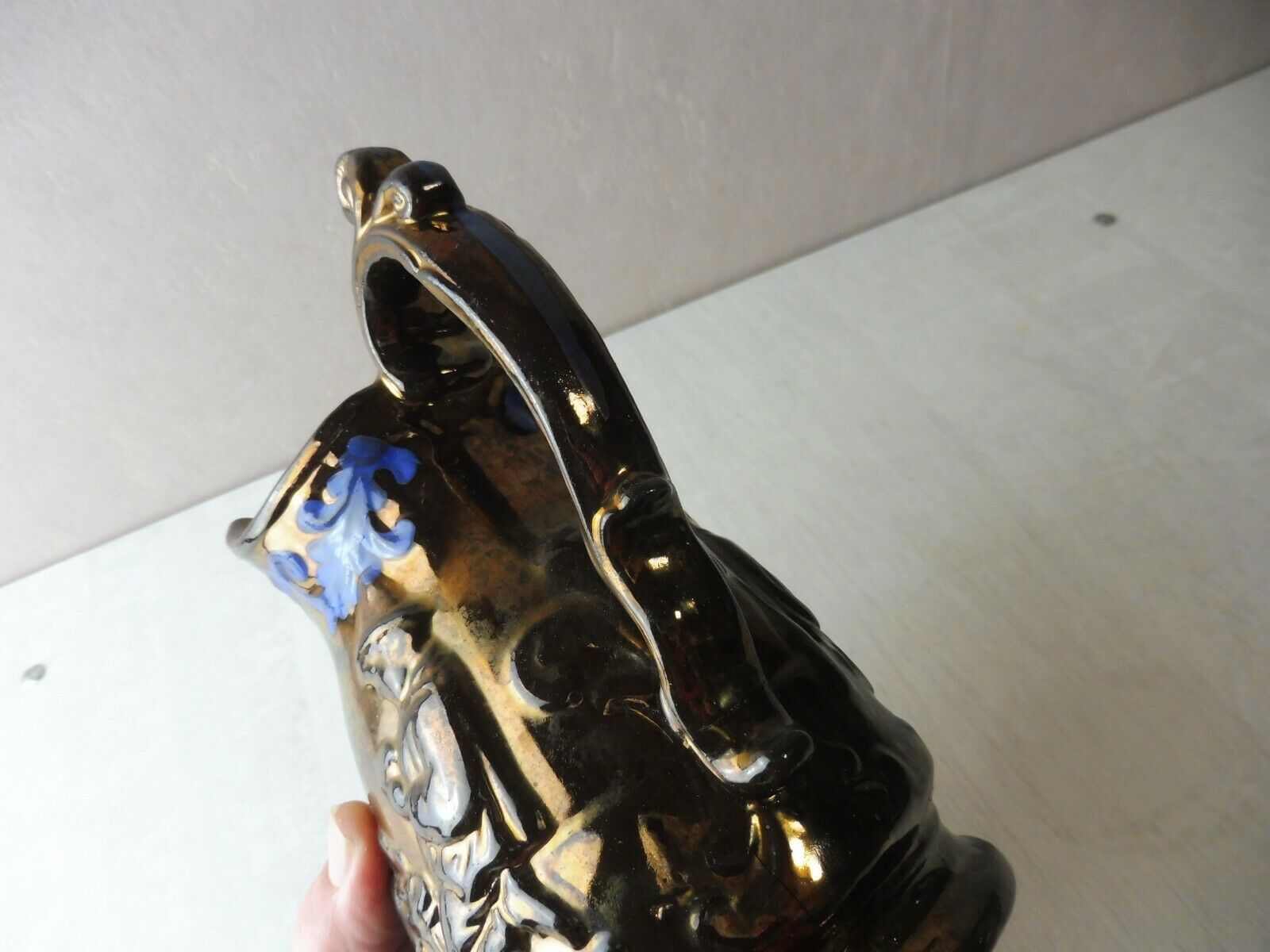 Decanter decoration relief, in jersey ceramic, nineteenth