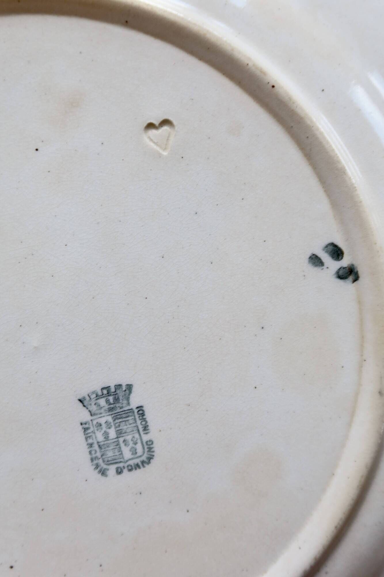 Flat plate iron earth Onnaing - Blue-black plant decoration on ivory background