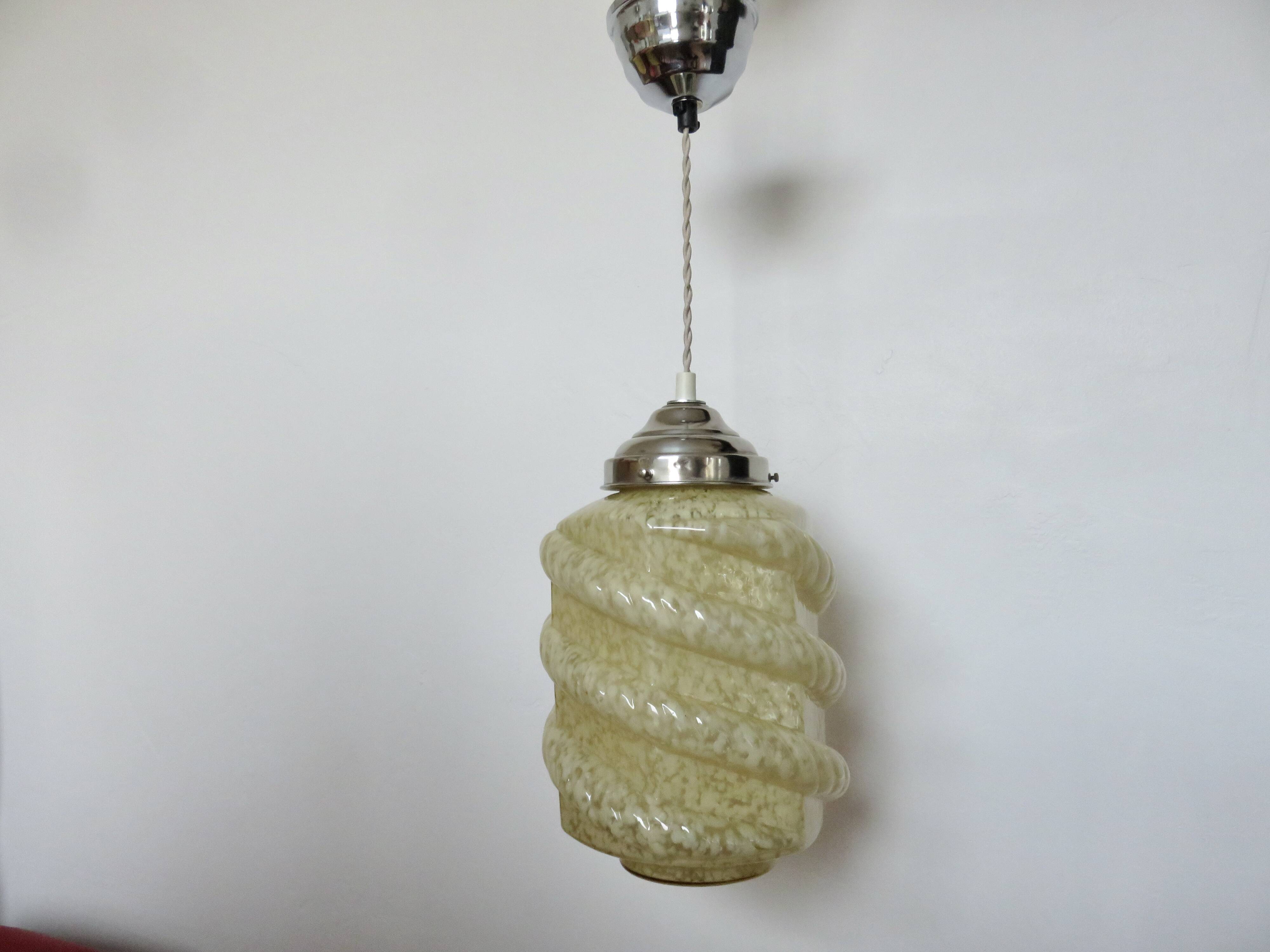 Suspension art déco en verre de Clichy et laiton chromé, années 30 40