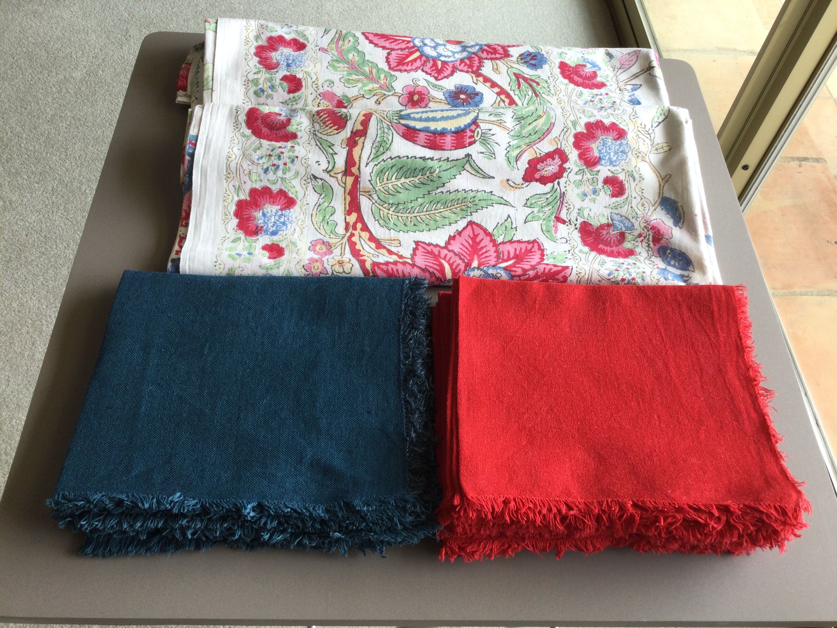 Indian tablecloth in 100% rectangular cotton sold with 16 plain towels