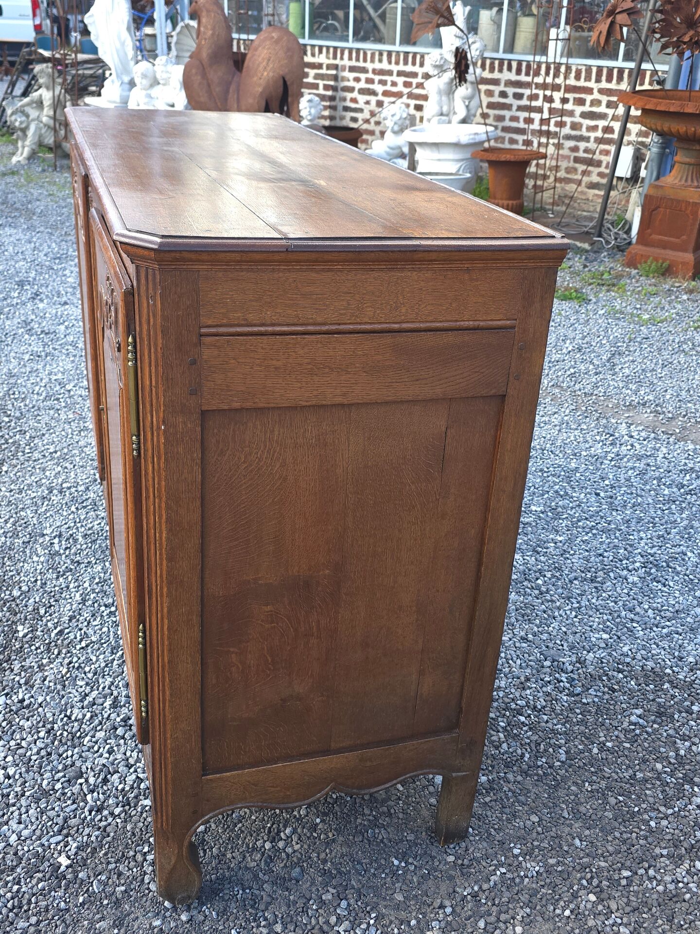 Very oak sideboard with 2 doors