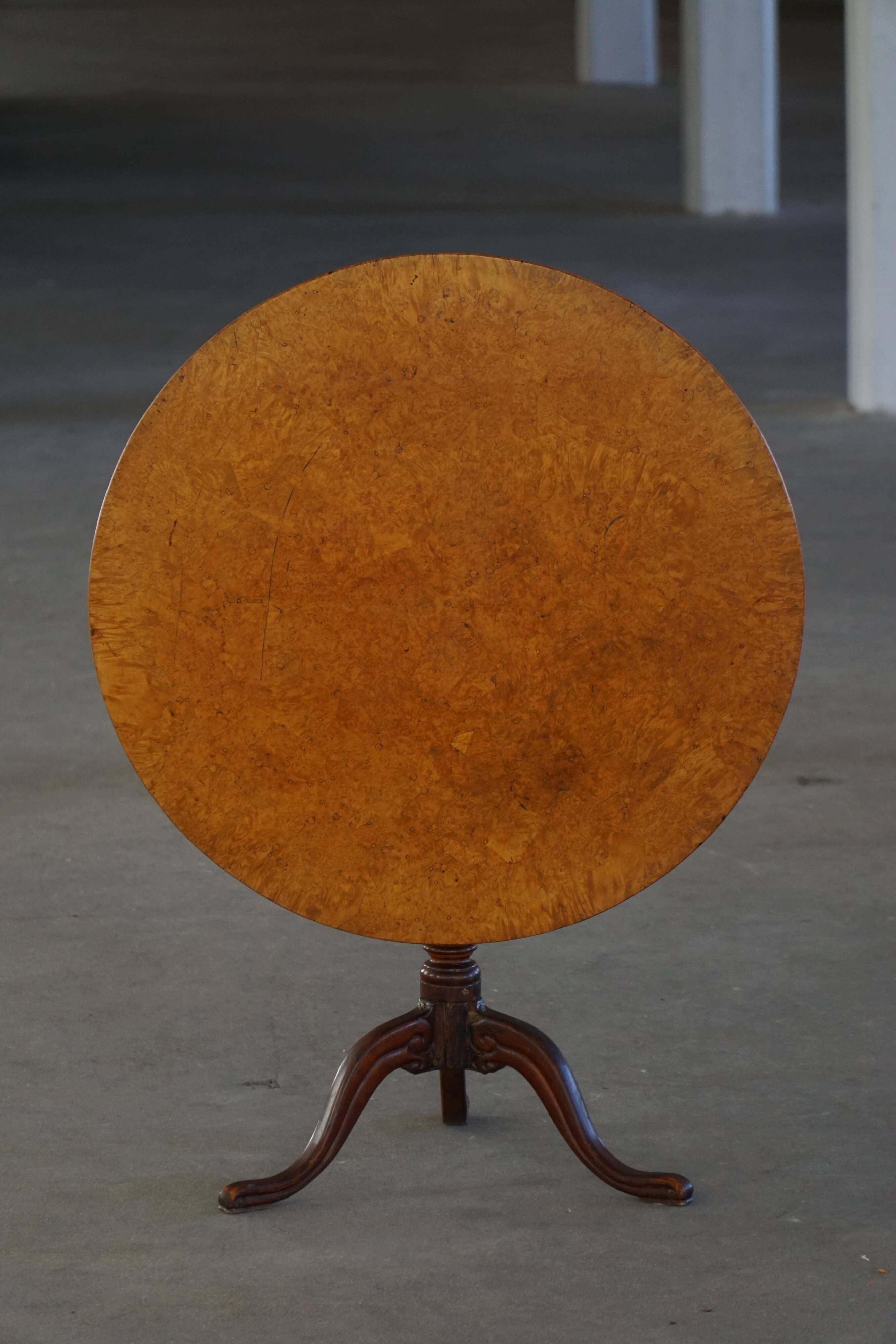 Début du 19e siècle, table d'appoint suédoise ancienne à plateau basculant en bois de ronce