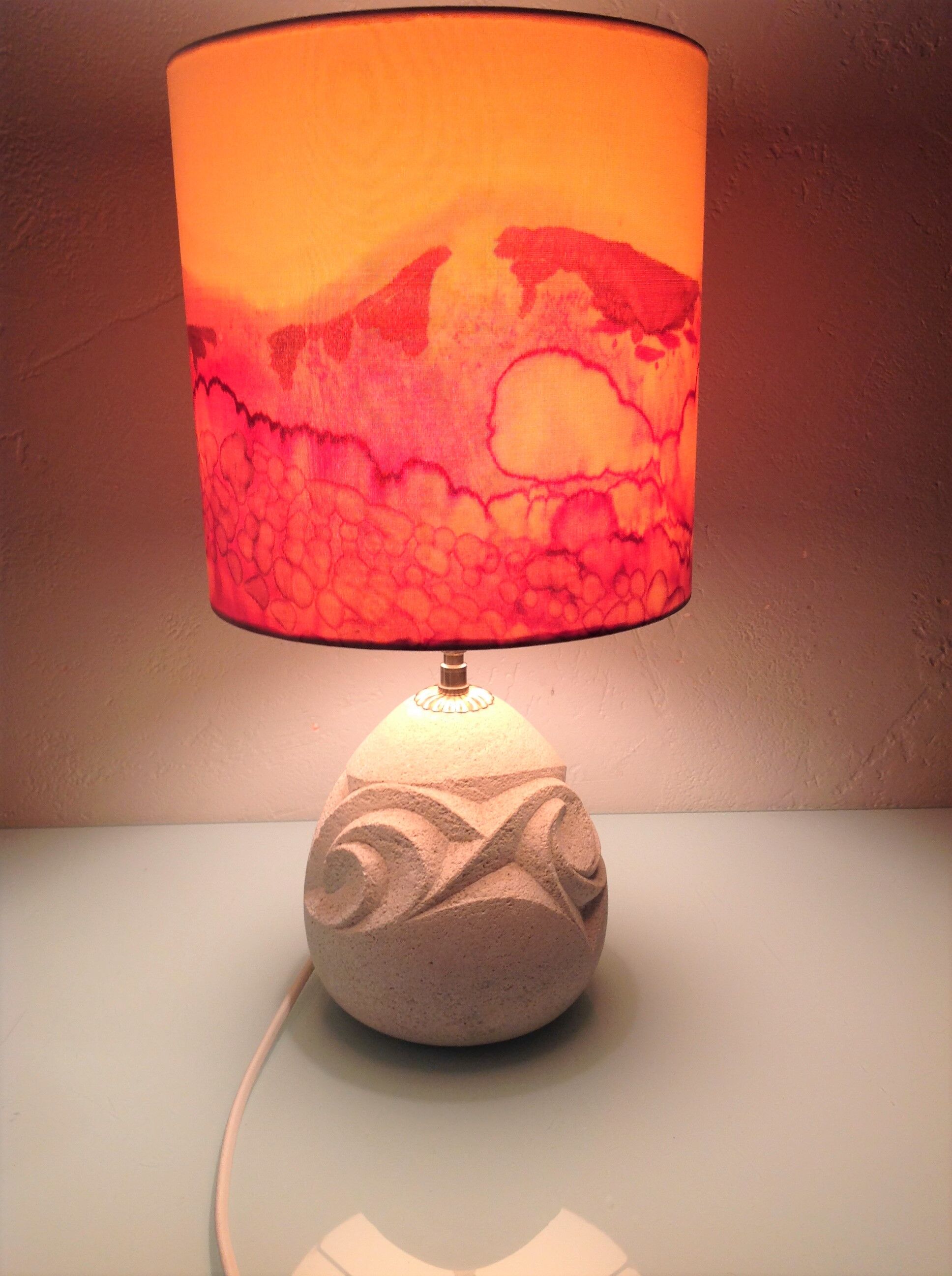 Ovoid lamp in carved stone and printed lampshade / vintage 60-70s