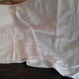 Drap lin monogramme brodé B M et fleurs