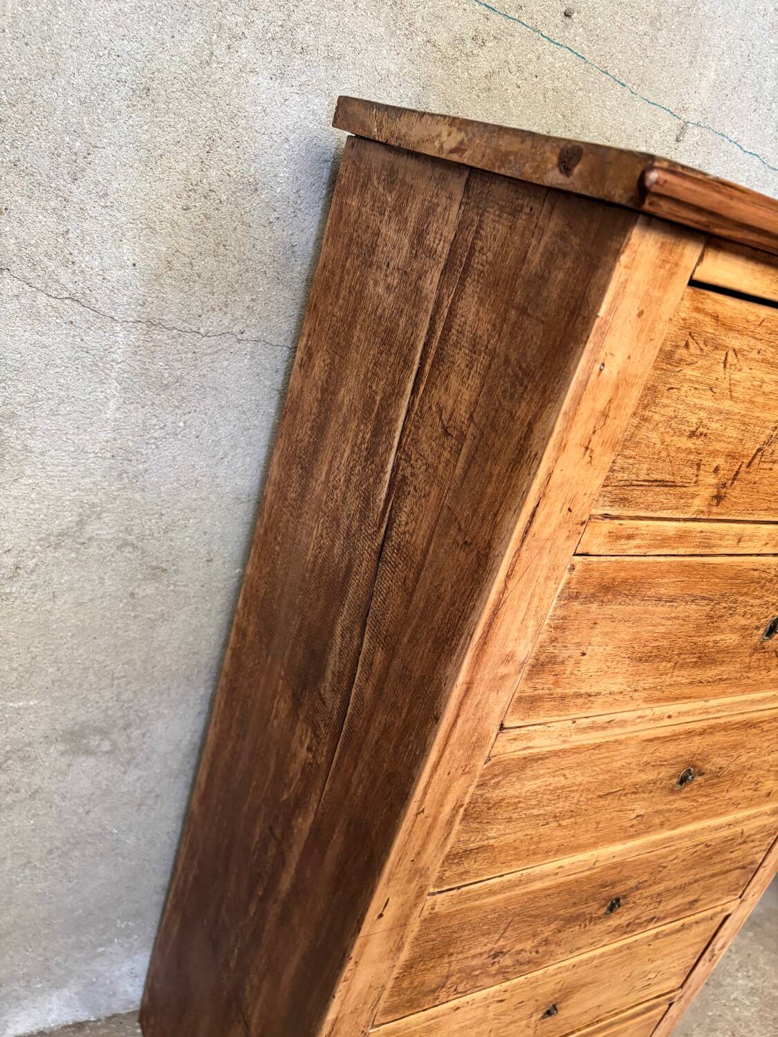 Matt varnished wooden chest of drawers