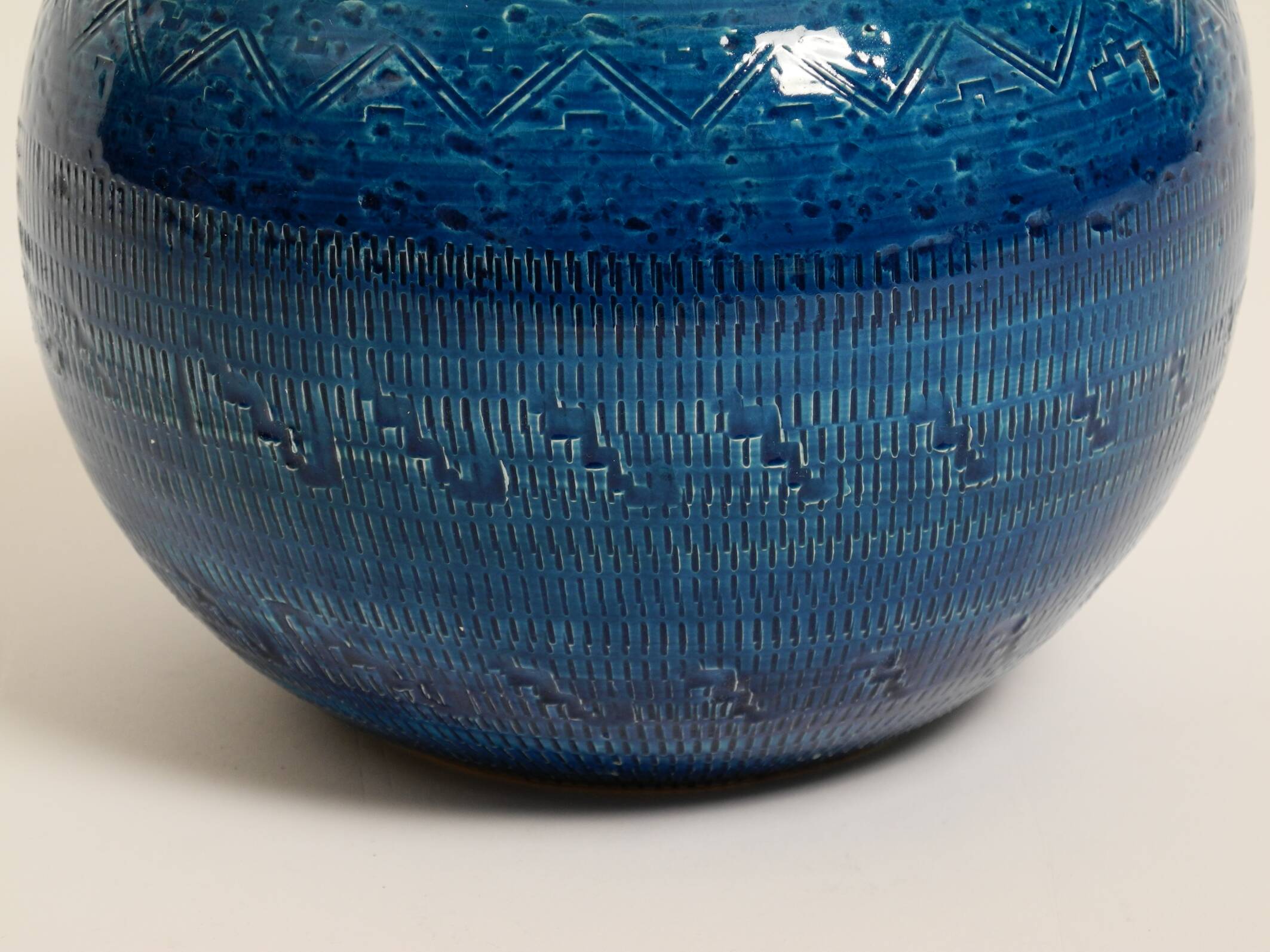 Magnifique vase en céramique Rimini Blu des années 1960 par Aldo Londi pour Bitossi Italie.