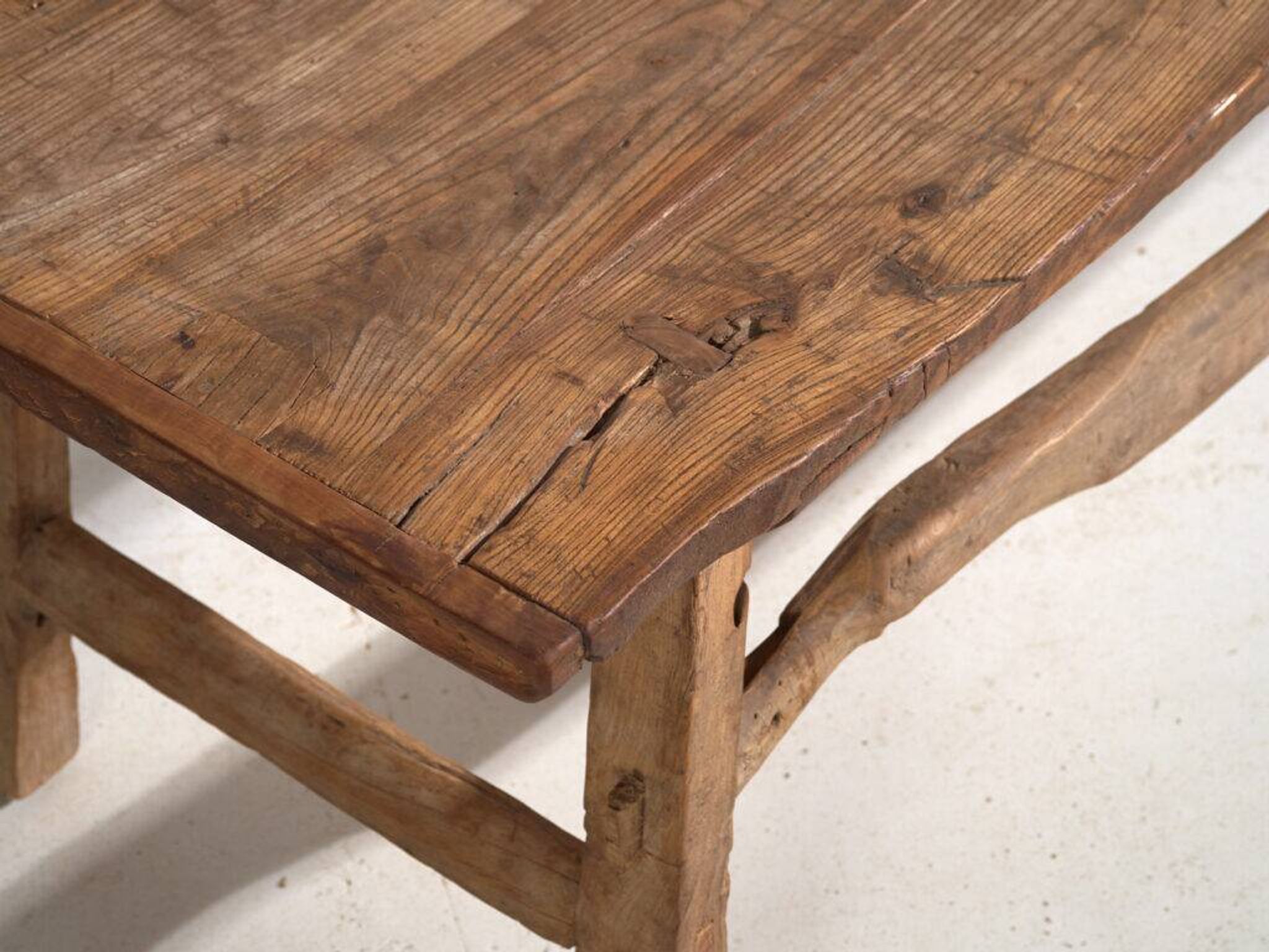 Table basse ancienne en bois de pin – Chine, circa 1930