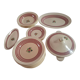 lot service vaisselles de gien beige avec rayures rouge bordeaux et dessin fleurs au centre, en faie
