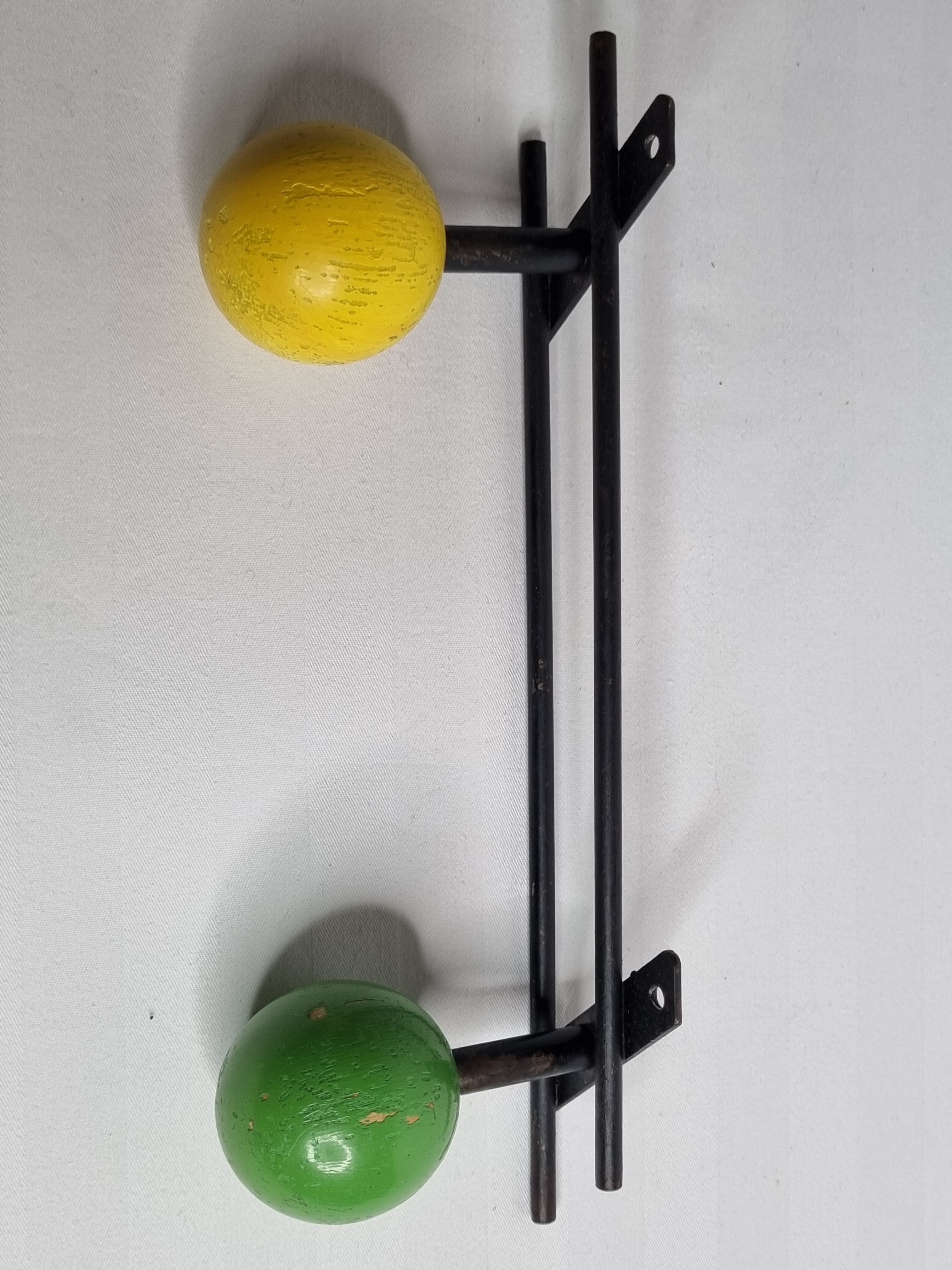 Portemanteau mural en métal et bois vintage bicolore deux patères, 27 cm