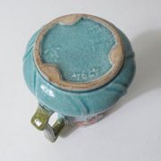 Ancien vase pichet en barbotine art déco turquoise à fleurs