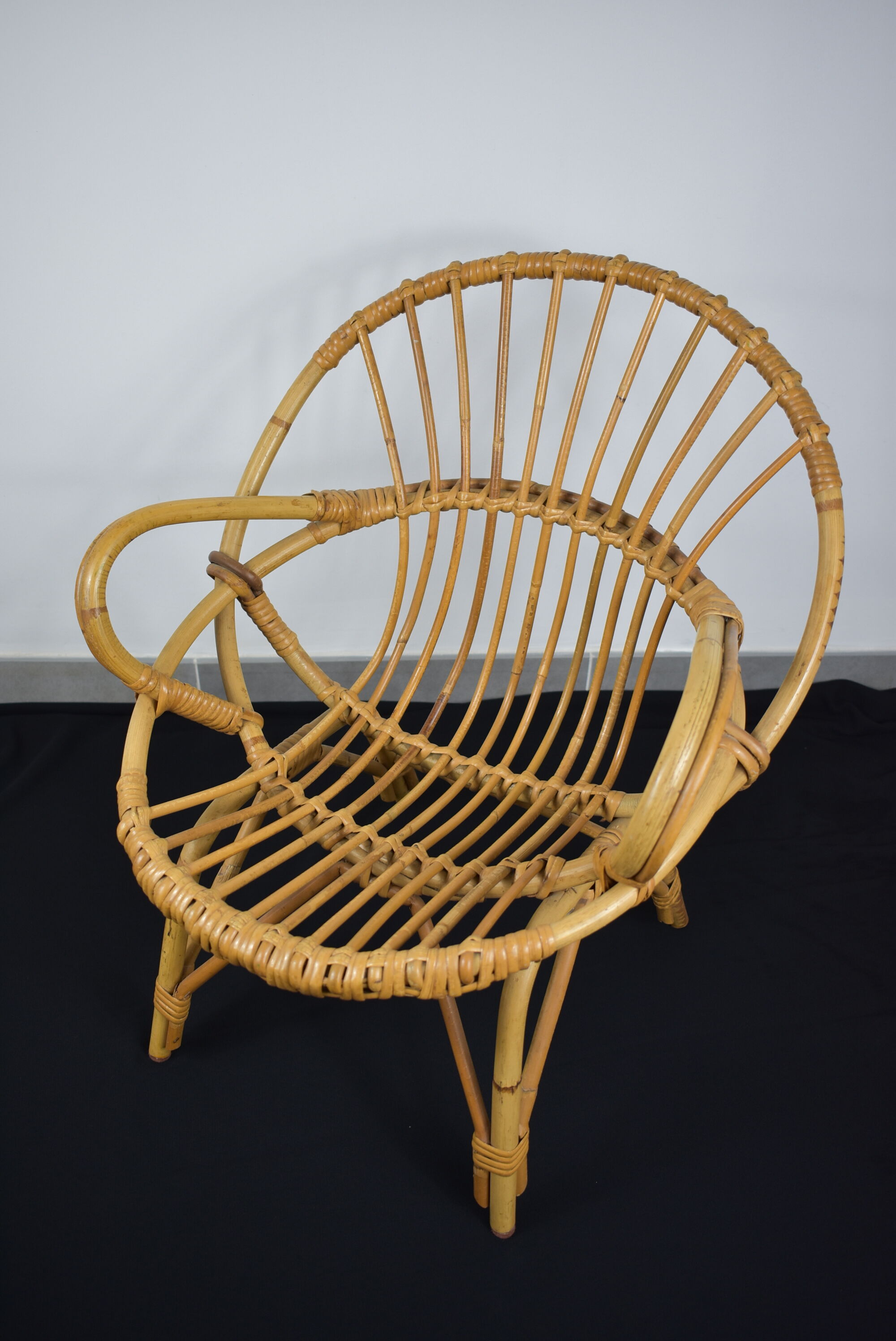 Fauteuil en osier enfant avec coussin orange