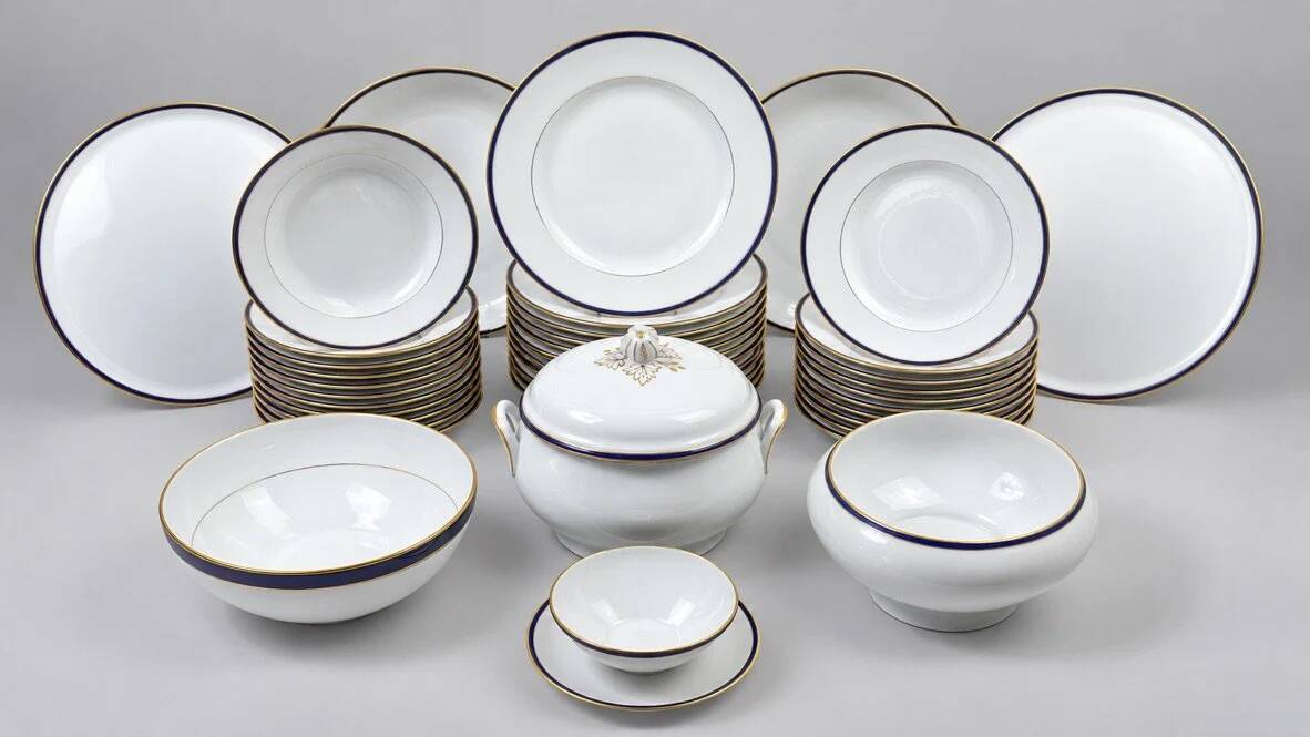 45-piece table service in Limoges porcelain by Chastagner, blue and gold.