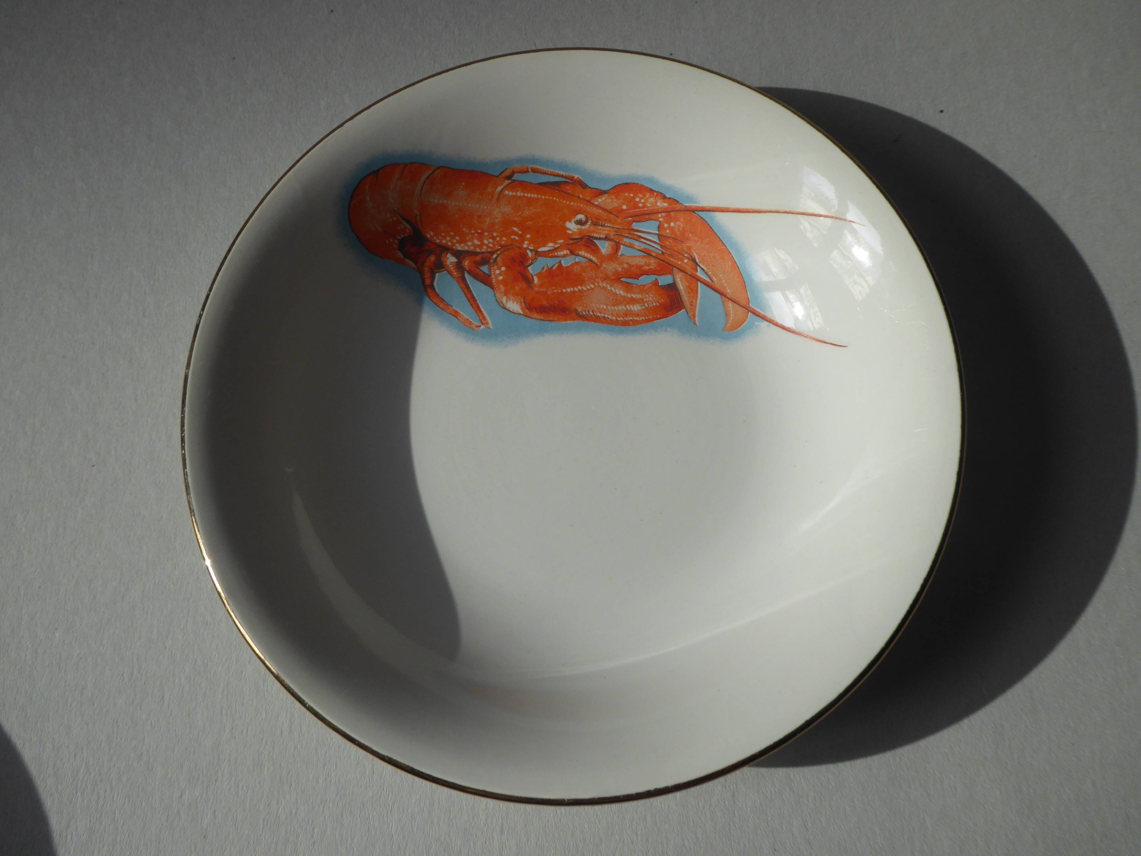 Huit assiettes creuses en faïence à décor de Homards