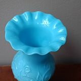 Petit vase en opaline bleue