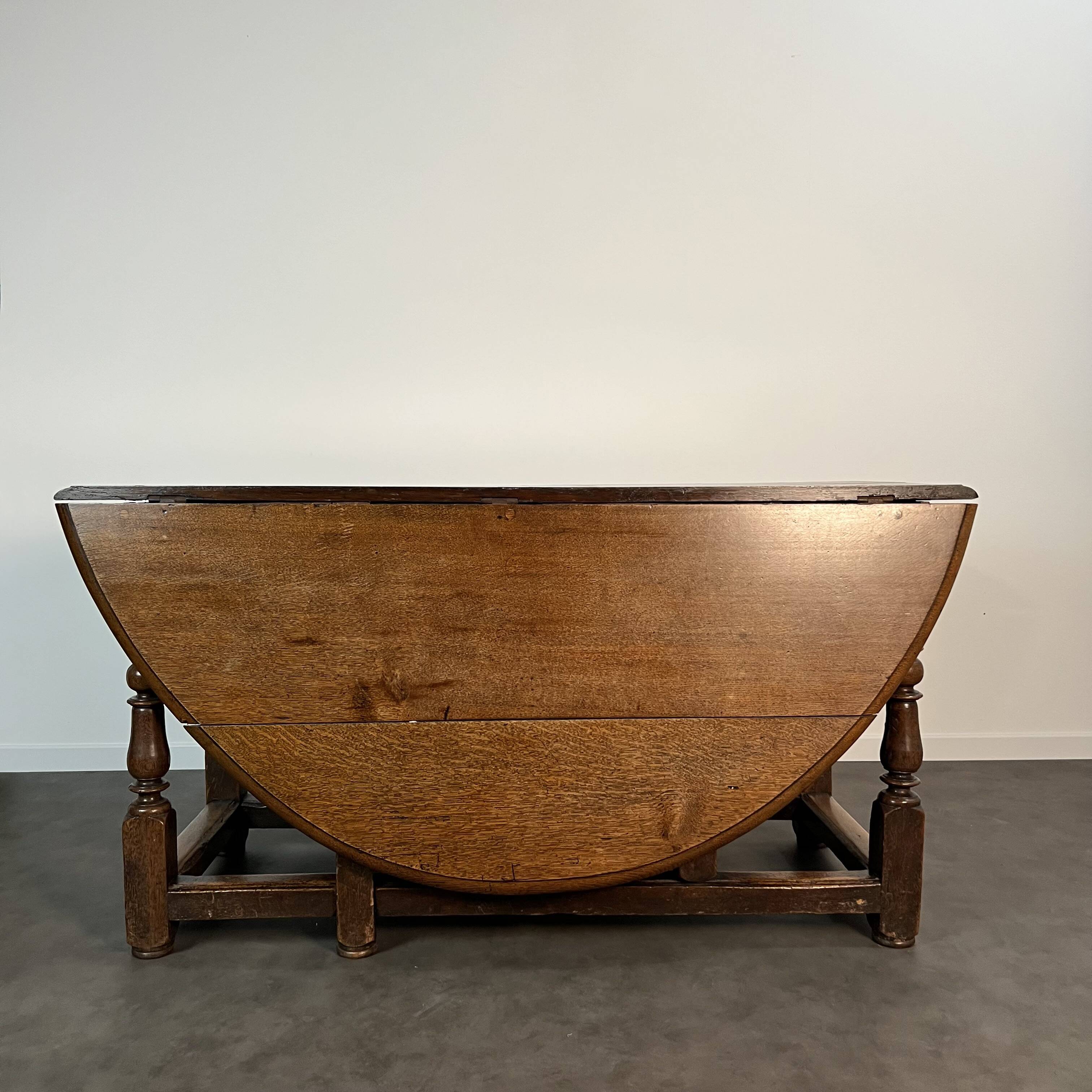 18th-century oak Gateleg drop-leaf dining table