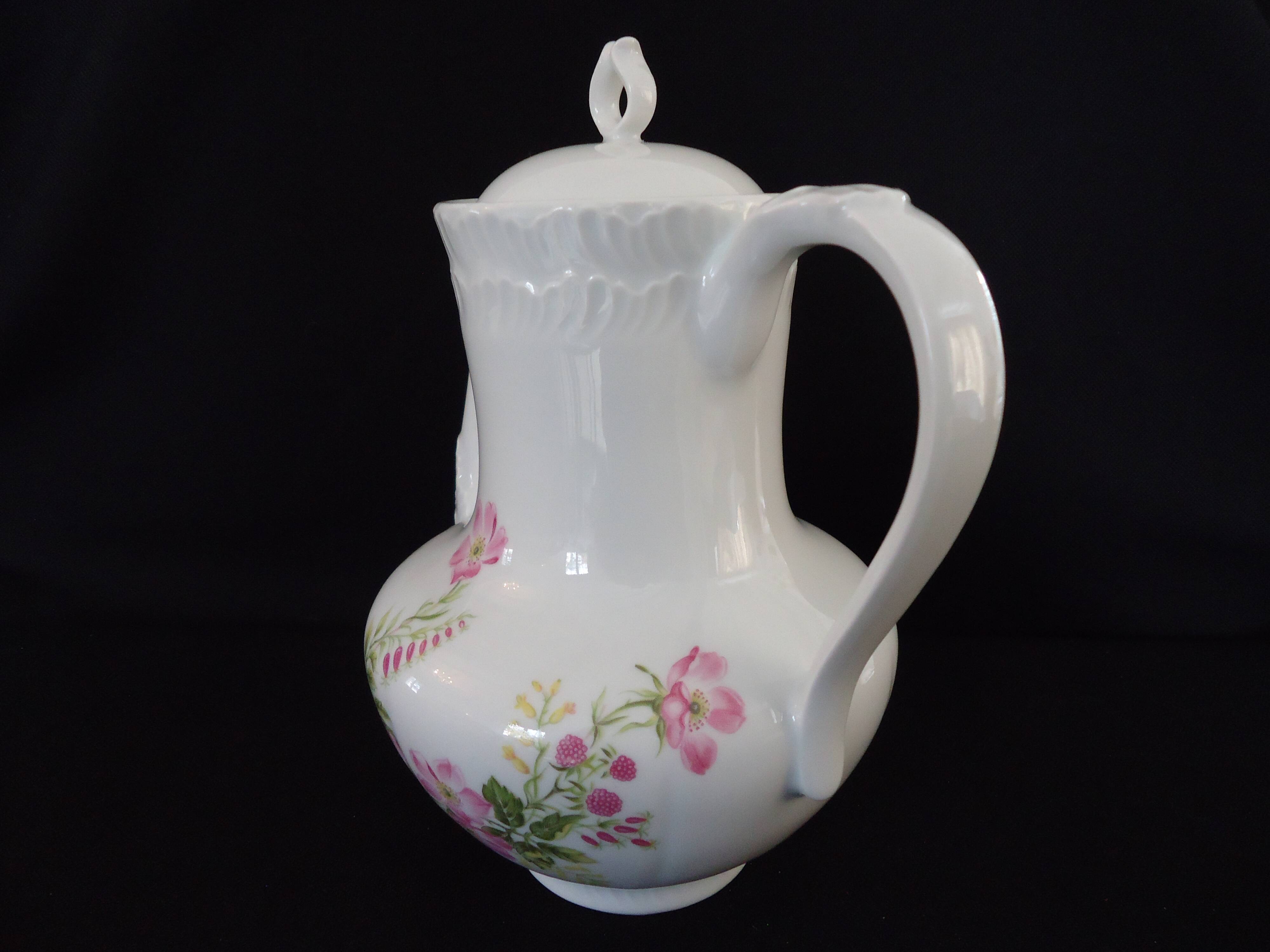 Pouring coffee pot, made of Limoges porcelain, Goumot Labesse (A565)