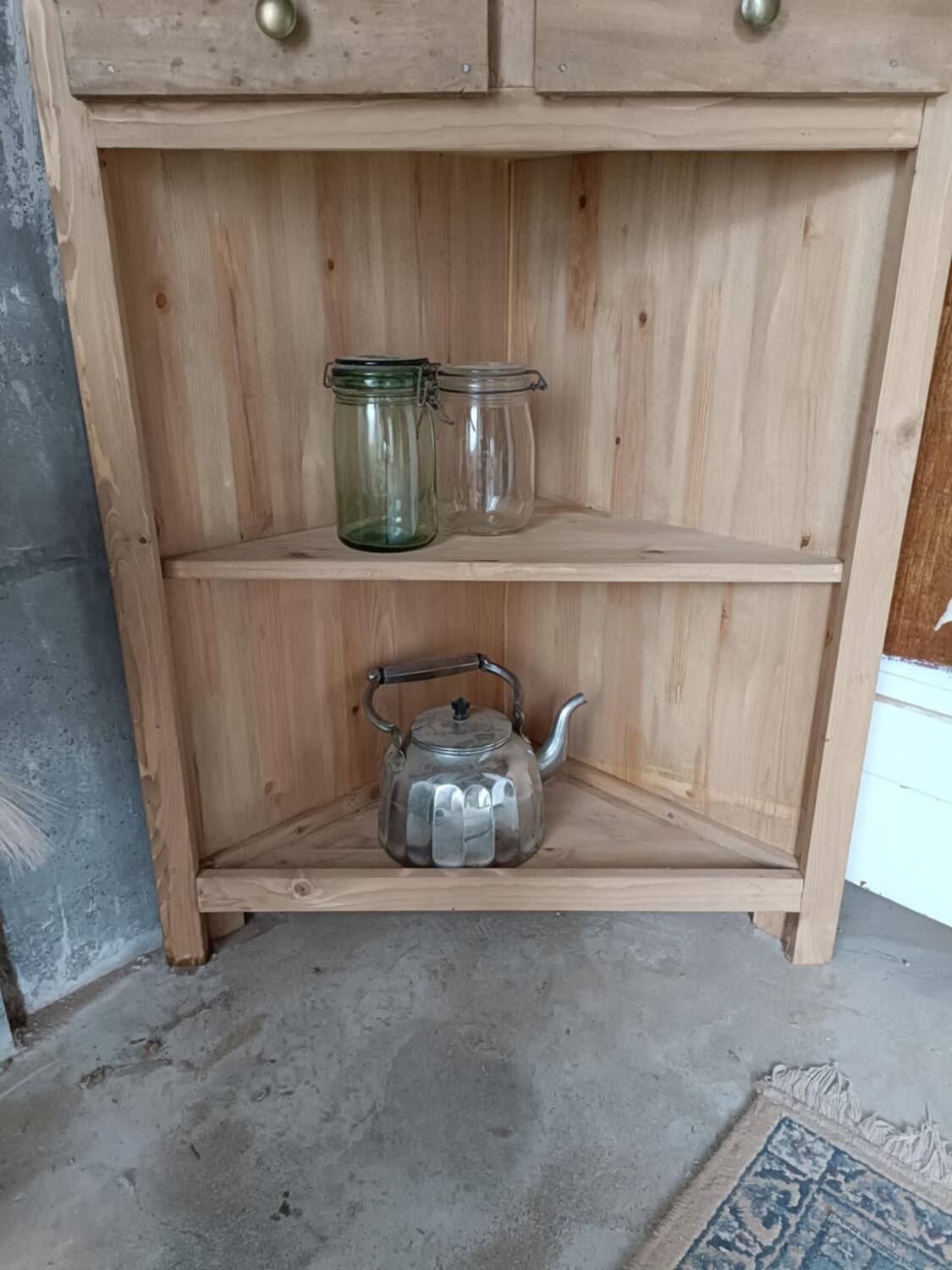 Corner cabinet