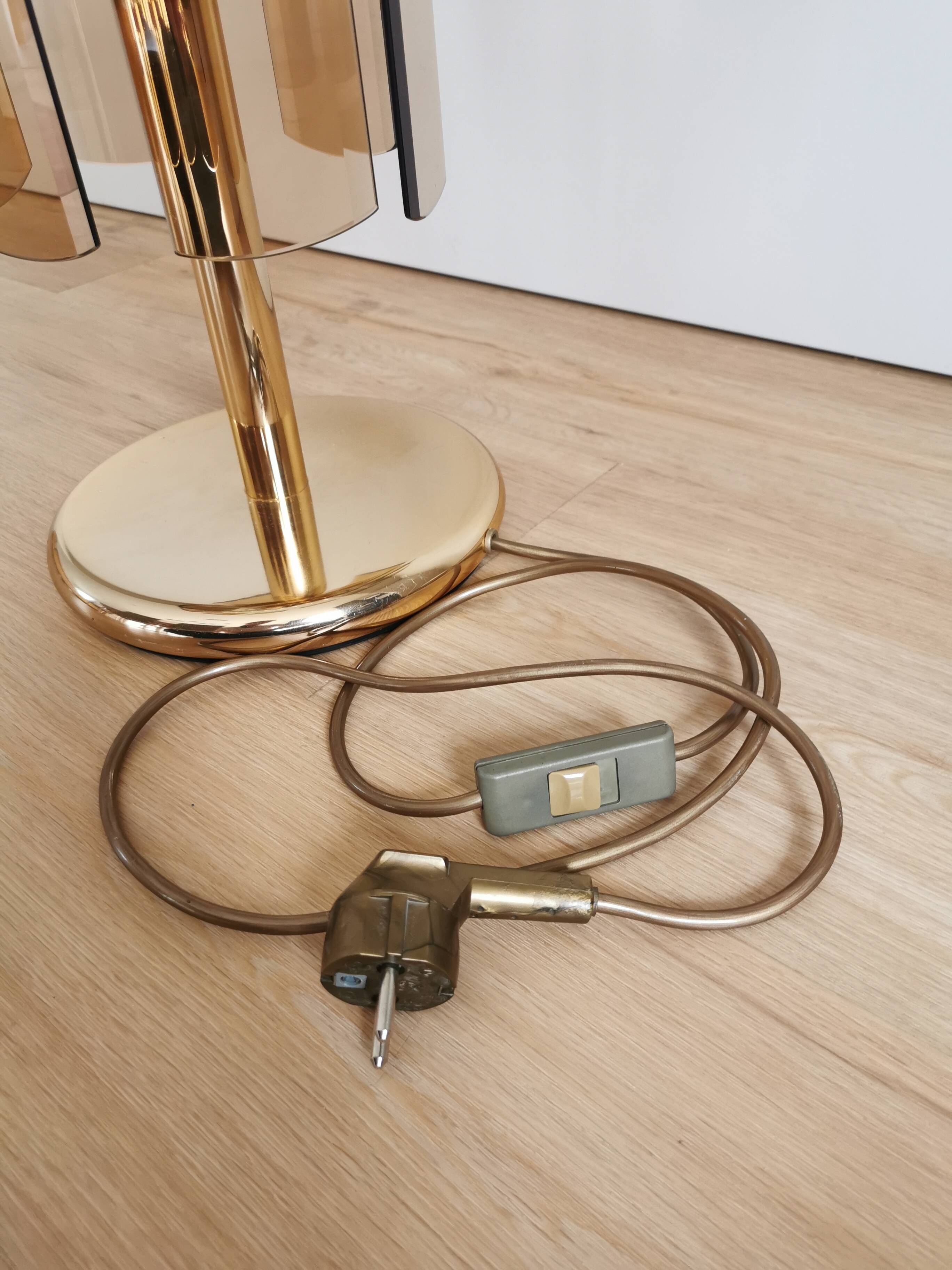 Lampe de bureau vintage en verre fumé : EGLO Leuchten, table dorée autrichienne des années 1980