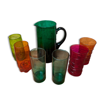 Service à orangeade en verre coloré dépareillé avec pichet et 6 verres
